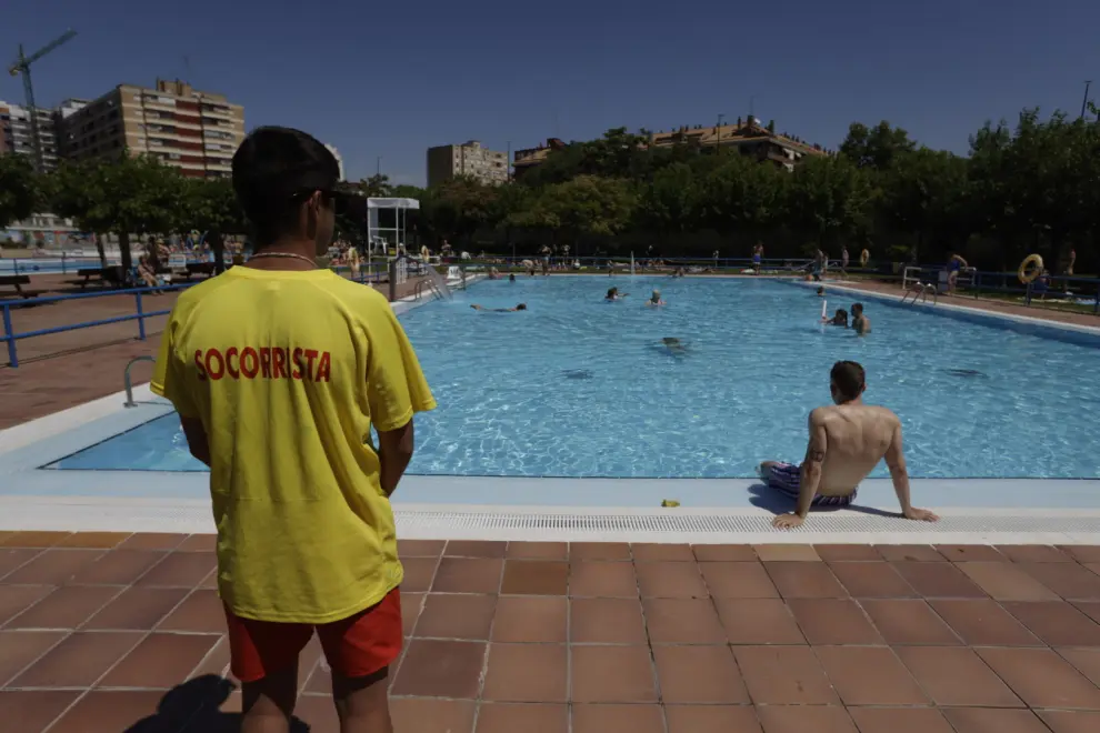 Las piscinas municipales de Zaragoza han abierto esta calurosa mañana