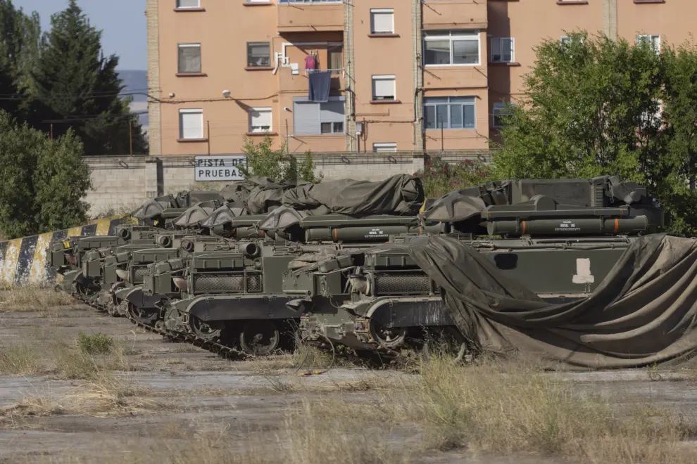 Tanques y otros vehículos militares en el cuartel de Casetas.