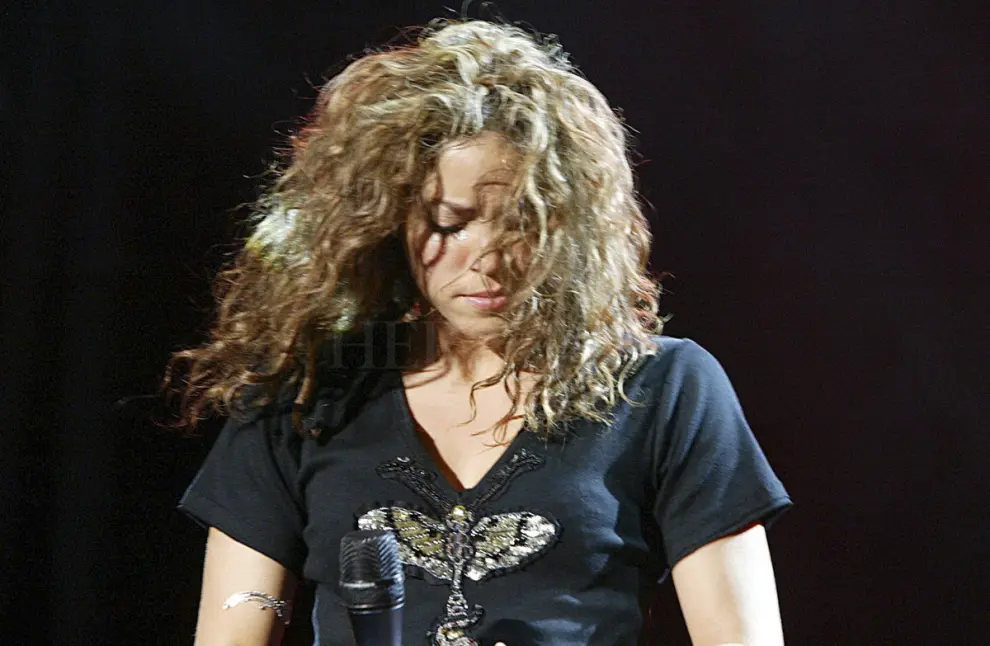 Shakira estrenó su gira mundial e hizo mover las caderas a 15.000 zaragozanos que se congregaron en la Feria de Muestras