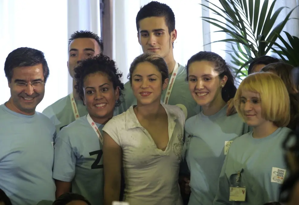 La cantante colombiana Shakira comparece ante los medios en un acto de promoción de la Expo, acompañada del alcalde de Zaragoza, Juan Alberto Belloch, y del presidente de Expoagua, Roque Gistau.