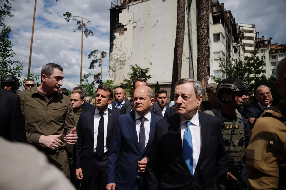 Kyiv (Ukraine), 16/06/2022.- German Chancellor Olaf Scholz (C) leaves his hotel in Kyiv (Kiev), Ukraine, 16 June 2022. Scholz, along with French President Emmanuel Macron and Italian Prime Minister Mario Draghi, traveled from Poland on a night train to Kyiv. The three EU leaders will meet Ukrainian President Volodymyr Zelensky, at a time when Kyiv is pushing for membership of the EU. (Polonia, Ucrania) EFE/EPA/LUDOVIC MARIN / POOL MAXPPP OUT
 UKRAINE EU DIPLOMACY