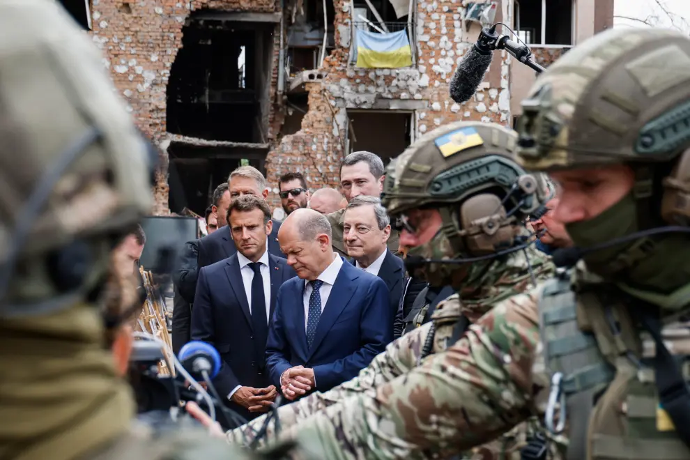 Irpin (Ukraine), 16/06/2022.- French President Emmanuel Macron (C), Italian Prime Minister Mario Draghi (2-R) and German Chancellor Olaf Scholz (R) visit Irpin, Ukraine, 16 June 2022. The three EU leaders arrived on a night train from Poland to Kyiv and will meet Ukrainian President Volodymyr Zelensky, at a time when the country is pushing for EU membership. (Polonia, Ucrania) EFE/EPA/LUDOVIC MARIN / POOL MAXPPP OUT UKRAINE EU DIPLOMACY