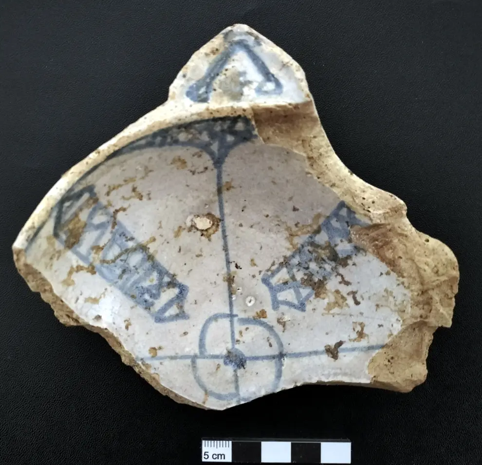 Trozo de cerámica encontrado en el solar.