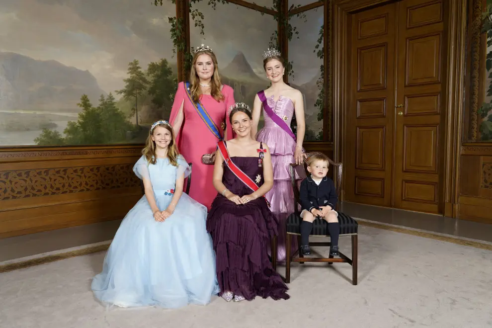 Oslo (Norway), 17/06/2022.- Norway's Princess Ingrid Alexandra (C) poses for a group photo at the castle in Oslo, Norway, 17 June 2022, with the royal family (L-R) Marit Tjessem, King Harald, Crown Princess Mette-Marit, Crown Prince Haakon, Prince Sverre Magnus, Queen Sonja, and Marius Borge Hoeiby. Princess Ingrid Alexandra turned 18 on 21 January 2022. The celebrations were postponed until June due to the infection situation and the coronavirus restrictions. (Noruega) EFE/EPA/Lise Aserud / POOL NORWAY OUT
 NORWAY ROYALTY