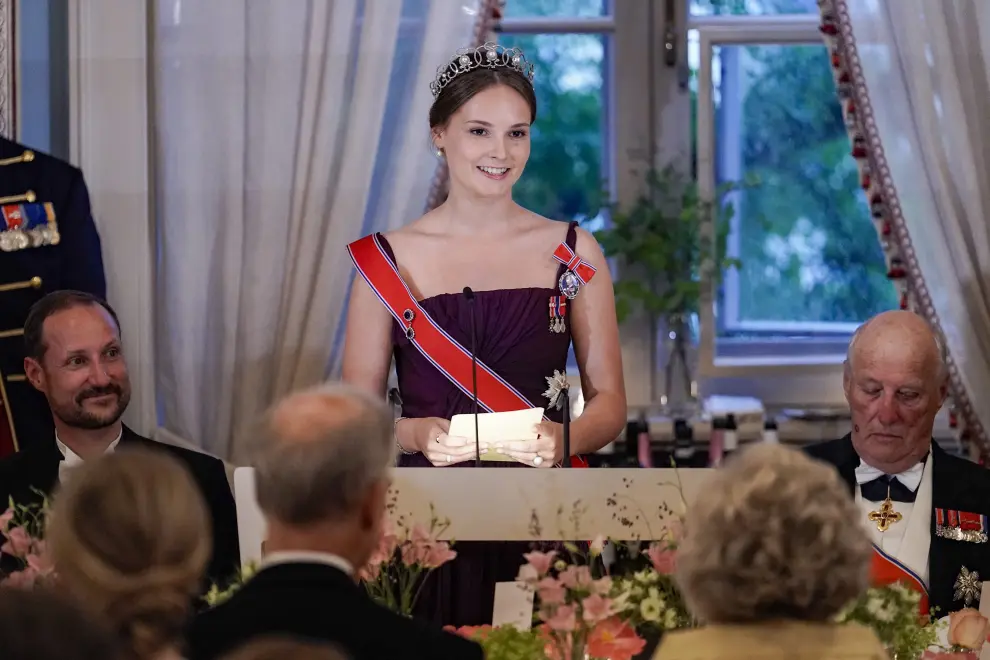 Oslo (Norway), 17/06/2022.- Norway's King Harald (R) delivers a speech during the gala dinner celebrating Princess Ingrid Alexandra's (C) 18th birthday at the Palace in Oslo, Norway, 17 June 2022. Princess Ingrid Alexandra turned 18 on 21 January 2022. The celebrations were postponed until June due to the infection situation and the coronavirus restrictions. (Noruega) EFE/EPA/Hakon Mosvold Larsen / POOL NORWAY OUT
 NORWAY ROYALTY