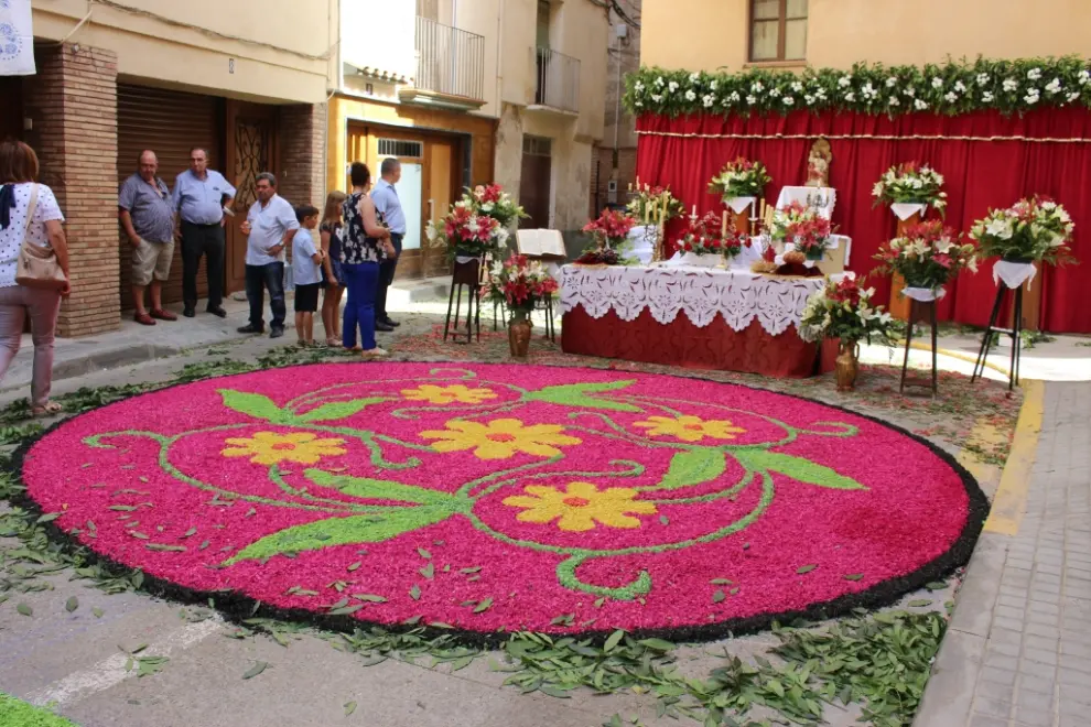 Las alfombras del Corpus Christi de Tamarite de Litera han vuelto a las calles del casco histórico y al centro urbano.