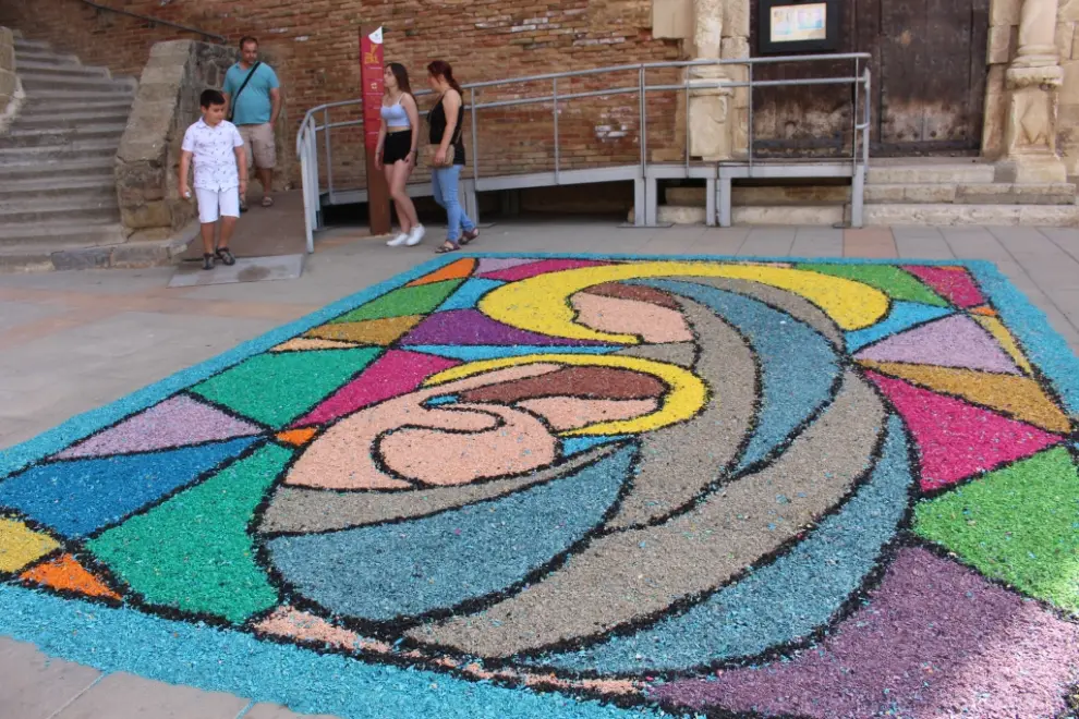 Las alfombras del Corpus Christi de Tamarite de Litera han vuelto a las calles del casco histórico y al centro urbano.