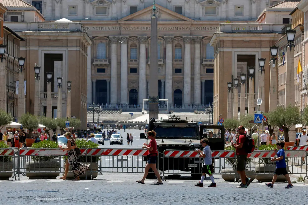A police vehicle patrols Saint Peter Square in the Vatican City June 19, 2022. REUTERS/Remo Casilli ITALY-POLICE/CAR