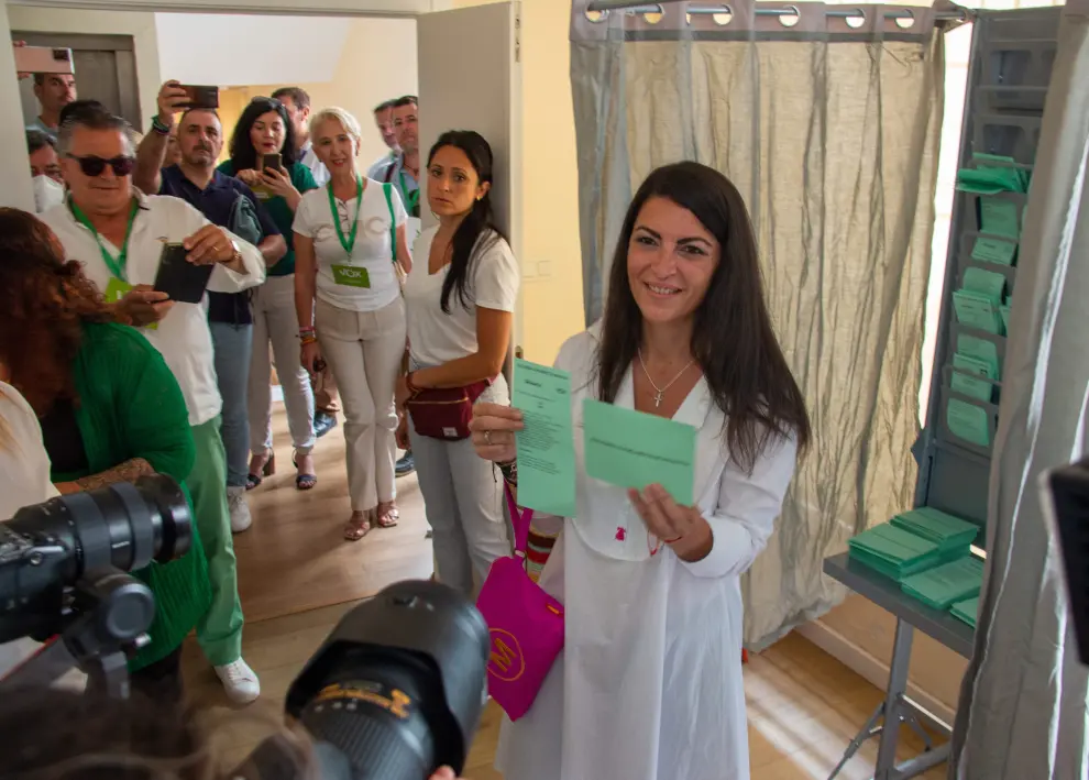 Macarena Olona (VOX) vota en las elecciones autonómicas andaluzas.
