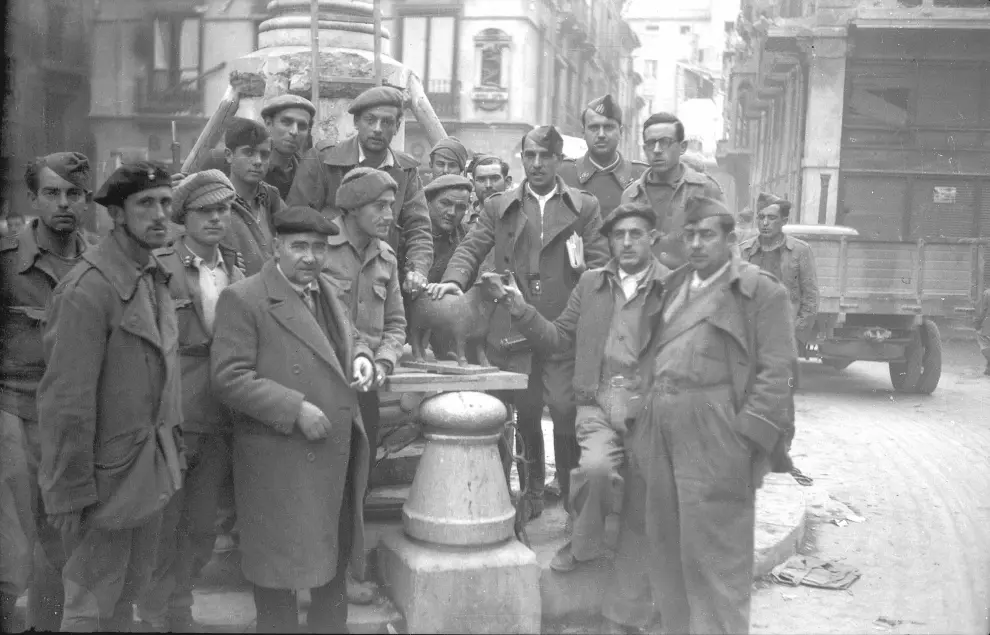 Recolocación del Torico por las tropas de Franco tras la toma de Teruel en la Guerra Civil Española