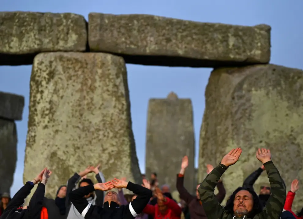 Revellers gather to celebrate the Summer Solstice at sunrise at Stonehenge stone circle near Amesbury, Britain, June 21, 2022. REUTERS/Toby Melville BRITAIN-SOLSTICE/