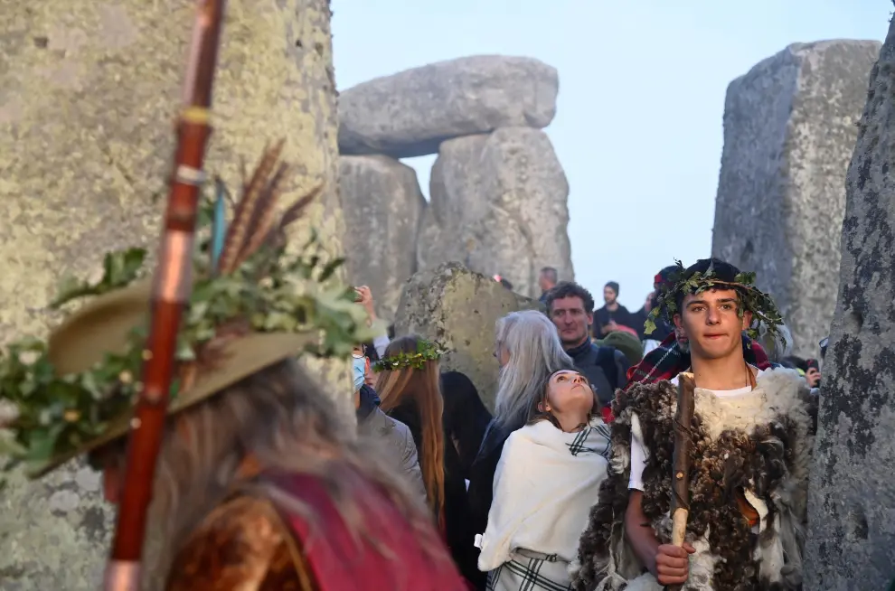 Revellers celebrate the Summer Solstice at sunrise at Stonehenge stone circle near Amesbury, Britain, June 21, 2022. REUTERS/Toby Melville BRITAIN-SOLSTICE/
