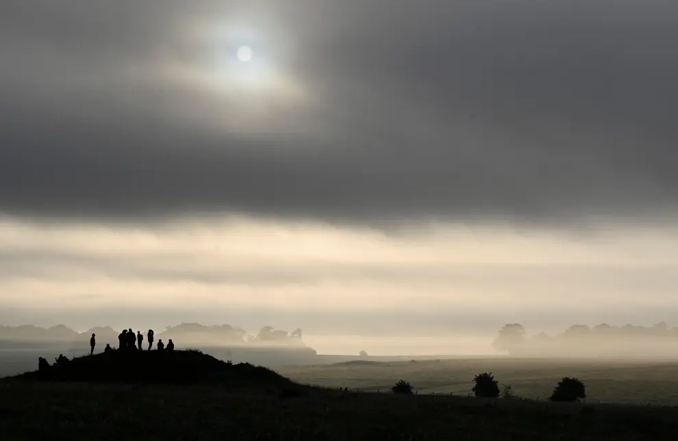Revellers celebrate the Summer Solstice at sunrise at Stonehenge stone circle near Amesbury, Britain, June 21, 2022. REUTERS/Toby Melville     TPX IMAGES OF THE DAY BRITAIN-SOLSTICE/