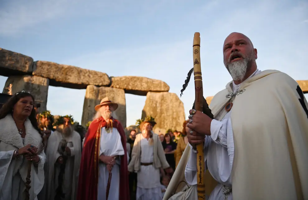 Stonehenge (United Kingdom), 20/05/2022.- Druids perform a ceremony during summer solstice celebrations at the ancient Stonehenge monument in Wiltshire, Britain, 20 June 2022. Hundreds of people gathered at the 5,000-year-old stone circle, for the first time after two years of covid restrictions, to mark the longest day and shortest night in the northern hemisphere, which is due to fall on 21 June. (Reino Unido) EFE/EPA/NEIL HALL
 BRITAIN SOLSTICE STONEHENGE