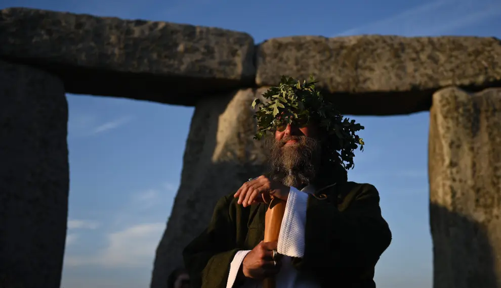 Stonehenge (United Kingdom), 20/05/2022.- Druids perform a ceremony during summer solstice celebrations at the ancient Stonehenge monument in Wiltshire, Britain, 20 June 2022. Hundreds of people gathered at the 5,000-year-old stone circle, for the first time after two years of covid restrictions, to mark the longest day and shortest night in the northern hemisphere, which is due to fall on 21 June. (Reino Unido) EFE/EPA/NEIL HALL
 BRITAIN SOLSTICE STONEHENGE