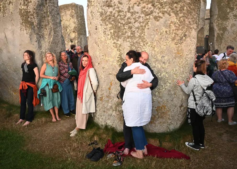 Stonehenge (United Kingdom), 20/05/2022.- Revellers during summer solstice celebrations at the ancient Stonehenge monument in Wiltshire, Britain, 20 June 2022. Hundreds of people gathered at the 5,000-year-old stone circle, for the first time after two years of covid restrictions, to mark the longest day and shortest night in the northern hemisphere, which is due to fall on 21 June. (Reino Unido) EFE/EPA/NEIL HALL
 BRITAIN SOLSTICE STONEHENGE