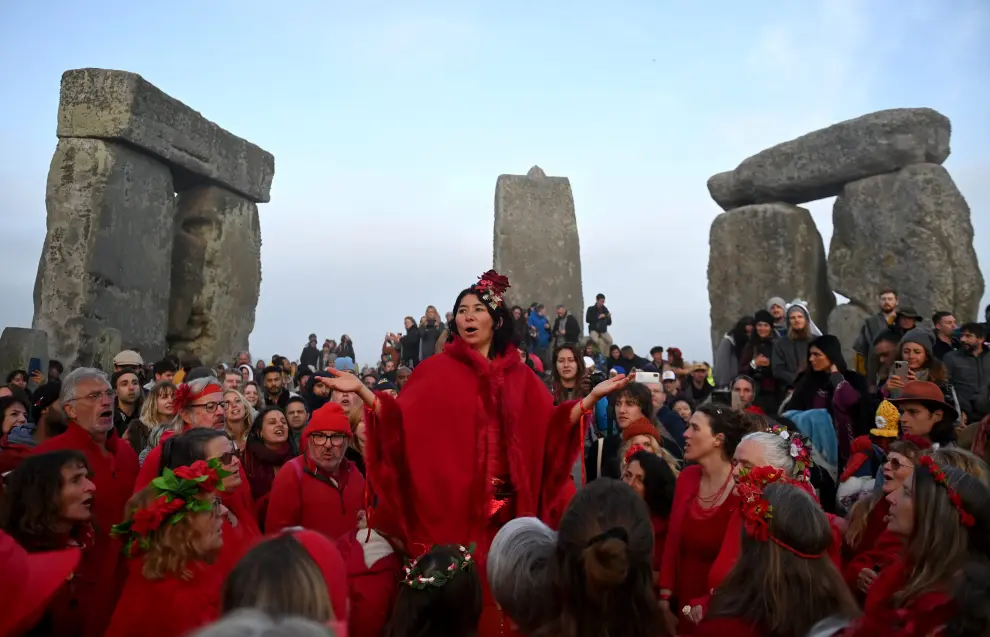 Stonehenge (United Kingdom), 21/06/2022.- Revellers perform yoga exercises during summer solstice celebrations at the ancient Stonehenge monument in Wiltshire, Britain, 21 June 2022. The annual festival attracts hundreds of people to the 5,000-year-old stone circle to mark the longest day in the northern hemisphere (Reino Unido) EFE/EPA/NEIL HALL
 BRITAIN SOLSTICE STONEHENGE