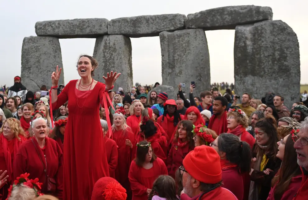 Stonehenge (United Kingdom), 21/06/2022.- Revellers sing during summer solstice celebrations at the ancient Stonehenge monument in Wiltshire, Britain, 21 June 2022. The annual festival attracts hundreds of people to the 5,000-year-old stone circle to mark the longest day in the northern hemisphere (Reino Unido) EFE/EPA/NEIL HALL
 BRITAIN SOLSTICE STONEHENGE
