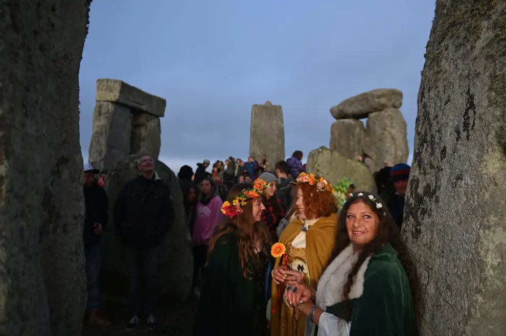 Stonehenge (United Kingdom), 21/06/2022.- Revellers watch the sun rise during summer solstice celebrations at the ancient Stonehenge monument in Wiltshire, Britain, 21 June 2022. The annual festival attracts hundreds of people to the 5,000-year-old stone circle to mark the longest day in the northern hemisphere (Reino Unido) EFE/EPA/NEIL HALL
 BRITAIN SOLSTICE STONEHENGE