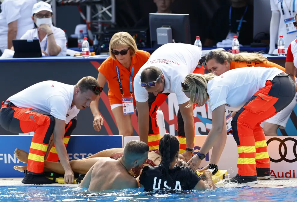 Artistic Swimming - FINA World Championships - Alfred Hajos Swimming Complex, Budapest, Hungary - June 22, 2022  Anita Alvarez of the U.S. receives medical attention during the women's solo free final REUTERS/Lisa Leutner SWIMMING-WORLD/