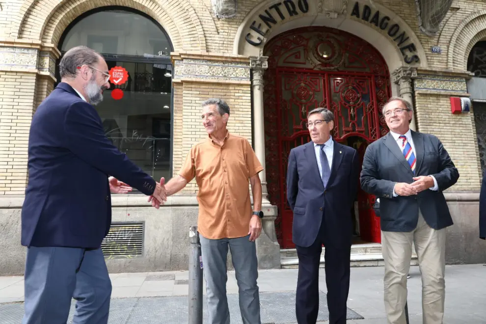 Javier Lambán firmado el documento de la recepción gratuita del Centro Aragonés de Barcelona