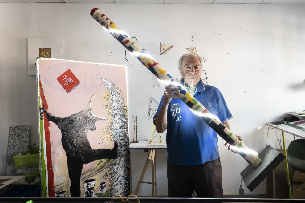 El artista Miguel Ángel Arrudi, con algunos de los elementos que ha diseñado para su proyecto, en su estudio zaragozano.