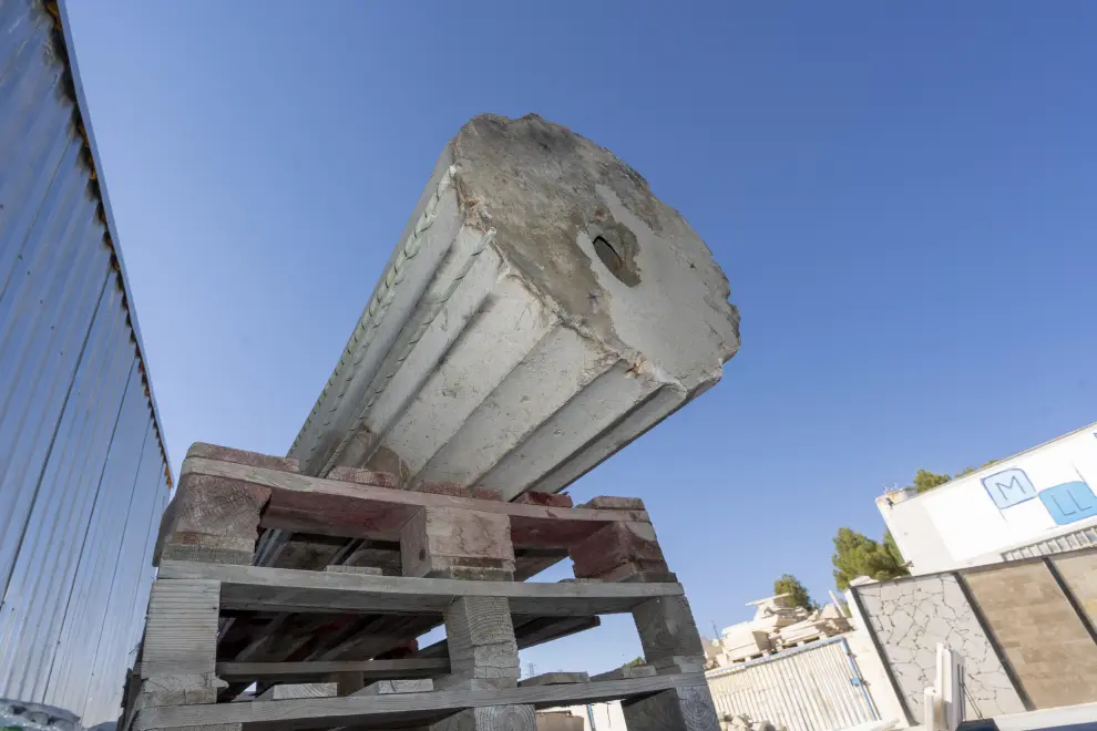 Columna de la fuente del torico depositada en la empresa marmoles LLorens para su restauracion. foto Antonio Garcia/Bykofoto. 28/06/22[[[FOTOGRAFOS]]]