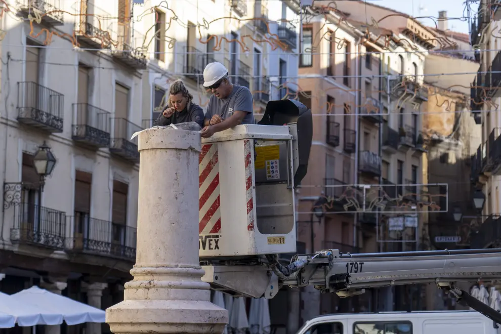 Inicio de los trabajos de restauracion en la columna de la fuente de la plaza del Torico. foto Antonio garcia/bykofoto. 29/06/22[[[FOTOGRAFOS]]]