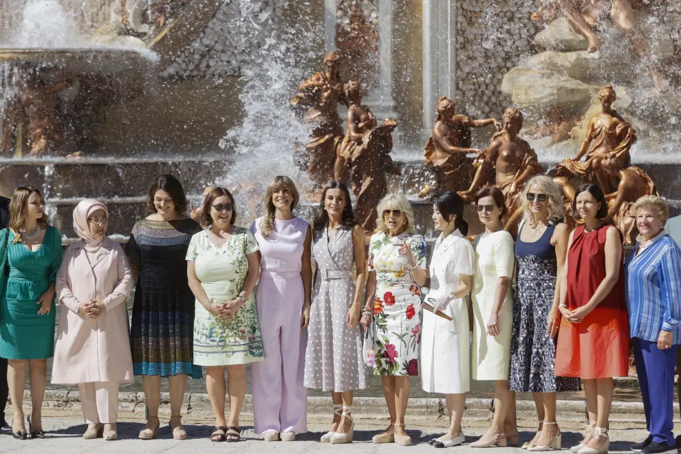 Los acompañantes de los líderes de la OTAN visitan La Granja junto a la reina Letizia.