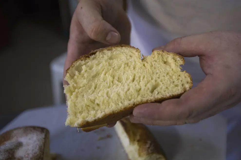 Elaboración de tortas en el horno de Almonacid de la Sierra.
