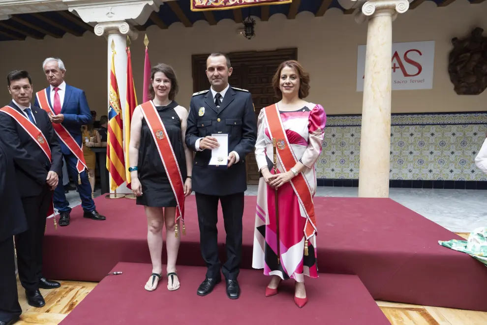 El Inspector jefe de la Policía local de Teruel, Pedro González, recibe la medalla de oro de la ciudad.