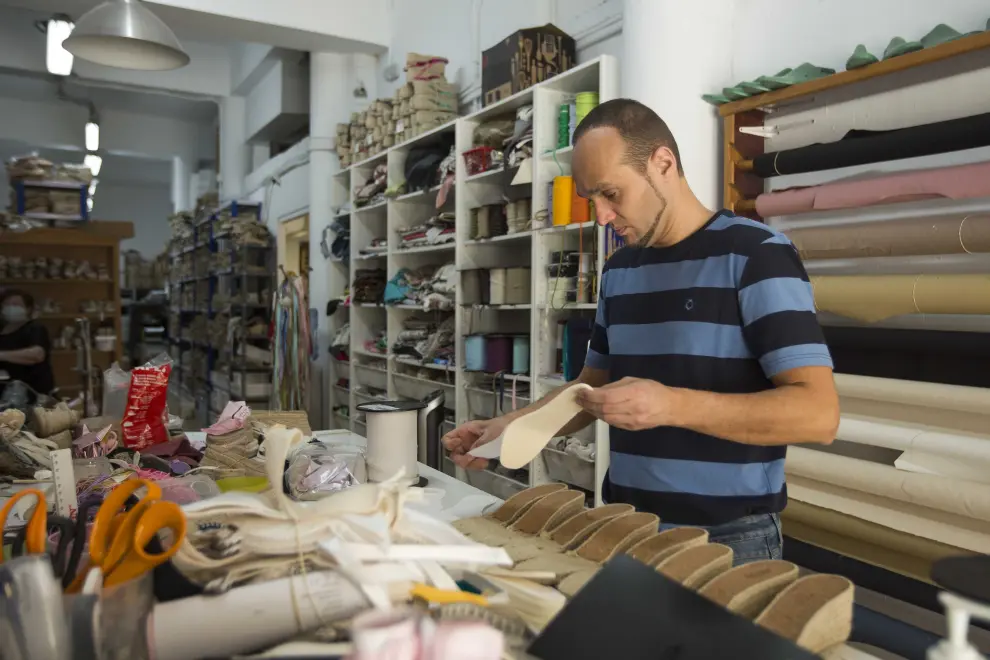 Casa Alfaro apuesta por el producto artesano, con nuevos diseños y materiales, en su tienda de la calle de San Lorenzo de Zaragoza.