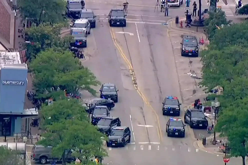Police deploy after gunfire erupted at a Fourth of July parade route in the wealthy Chicago suburb of Highland Park, Illinois, U.S. July 4, 2022 in a still image from video. ABC affiliate WLS/ABC7 via REUTERS     NO RESALES. NO ARCHIVES. MANDATORY CREDIT USA-JULYFOURTH/SHOOTING