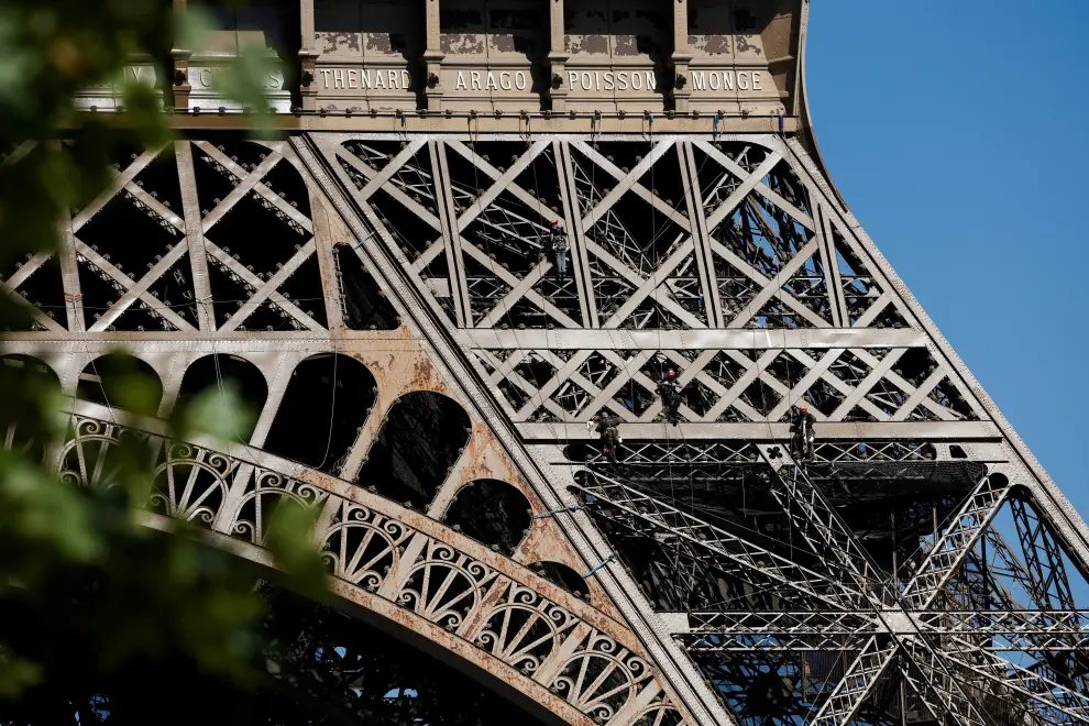 A view shows the Eiffel tower during the 20th campaign of painting and stripping in Paris, France, July 5, 2022. REUTERS/Benoit Tessier FRANCE-EIFFEL/RUST