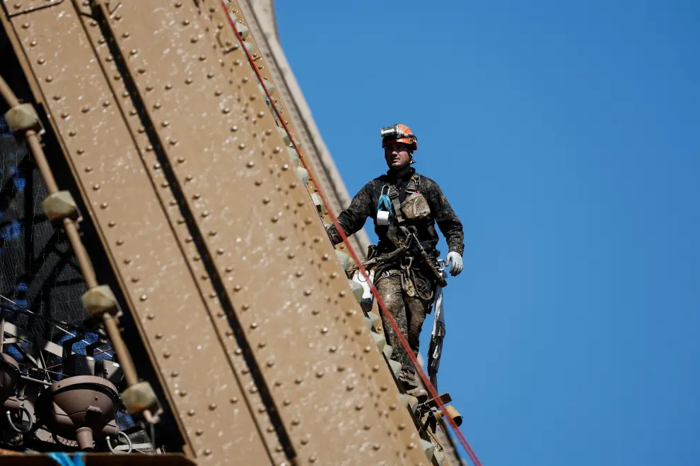 Workers work on the Eiffel tower during the 20th campaign of painting and stripping in Paris, France, July 5, 2022. REUTERS/Benoit Tessier FRANCE-EIFFEL/RUST