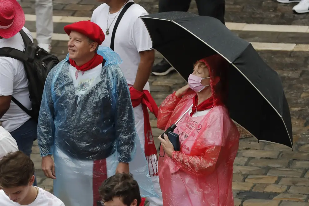 Revellers take part in an opening of the San Fermin festival in Pamplona, Spain, July 6, 2022. REUTERS/Juan Medina SPAIN-CULTURE/BULLS