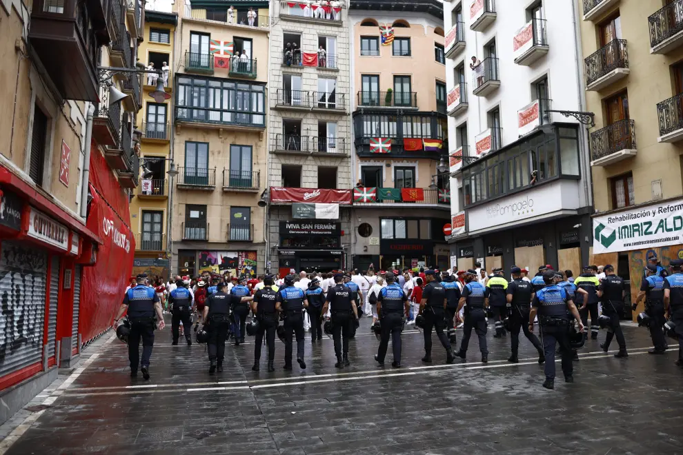 Revellers take part in an opening of the San Fermin festival in Pamplona, Spain, July 6, 2022. REUTERS/Juan Medina SPAIN-CULTURE/BULLS