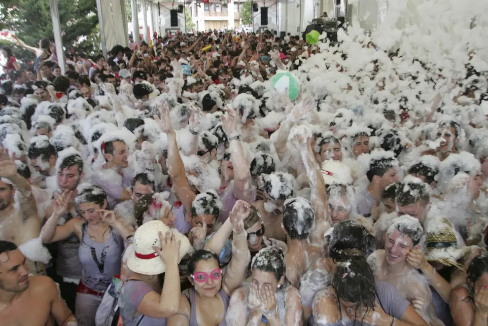 Fiesta de la espuma en la peña El Disloque tras el pañuelico en 2010. Los peñistas de El Disloque envueltos, literalmente, con espuma.