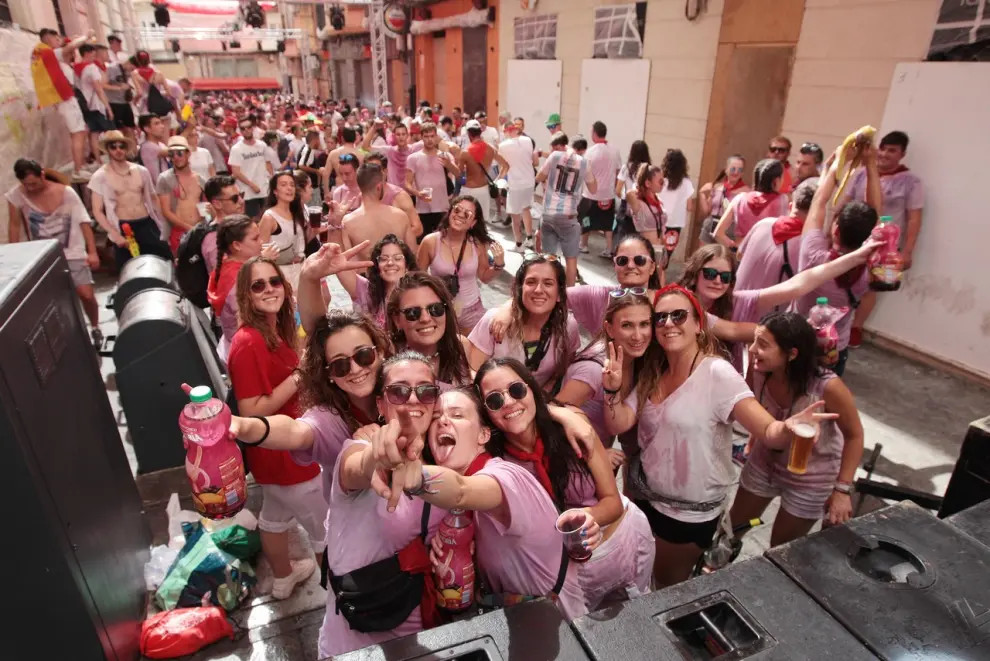 Las peñas, a rebosar de gente en 2019 tras el estallido de la fiesta en la plaza del Torico.