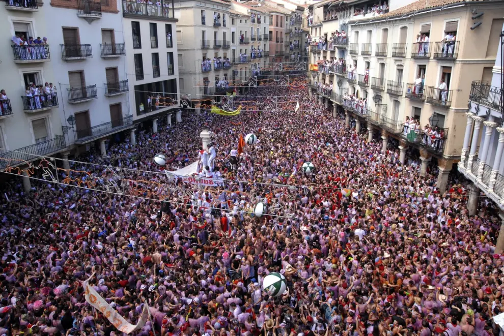 Siete mil personas abarrotaron la plaza del Torico para asistir a la colocación del pañuelico en 2011.