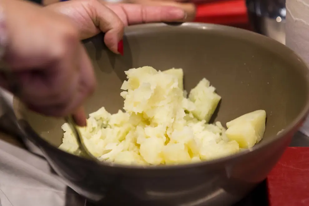Machacando las patatas antes de añadir el pimentón.