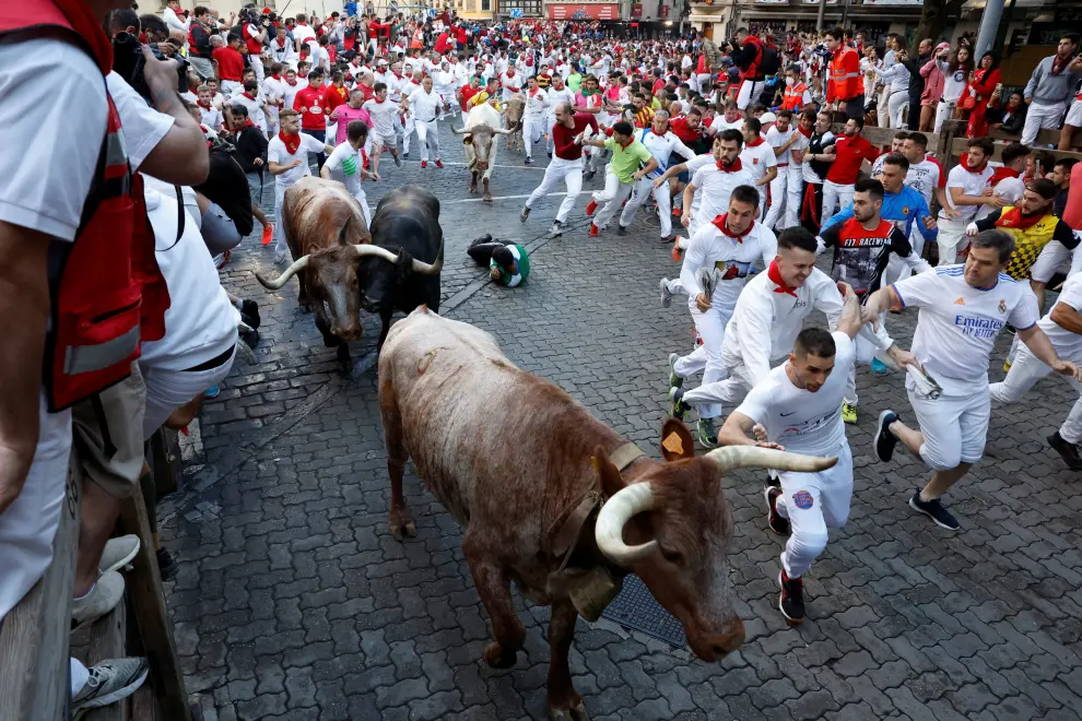 Revellers run during the running of the bulls at the San Fermin festival in Pamplona, Spain, July 7, 2022. REUTERS/Juan Medina SPAIN-CULTURE/BULLS
