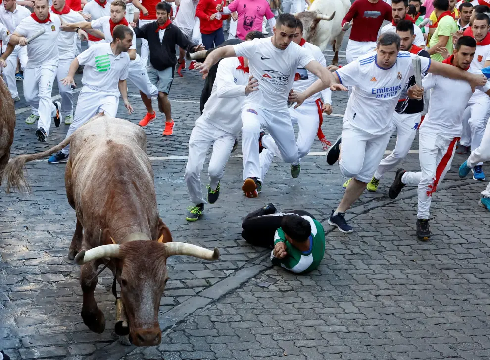 Revellers run during the running of the bulls at the San Fermin festival in Pamplona, Spain, July 7, 2022. REUTERS/Vincent West SPAIN-CULTURE/BULLS