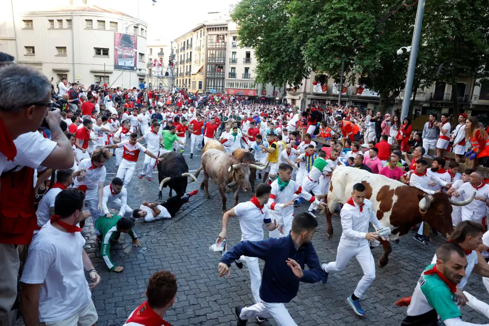 Revellers run during the running of the bulls at the San Fermin festival in Pamplona, Spain, July 7, 2022. REUTERS/Vincent West SPAIN-CULTURE/BULLS