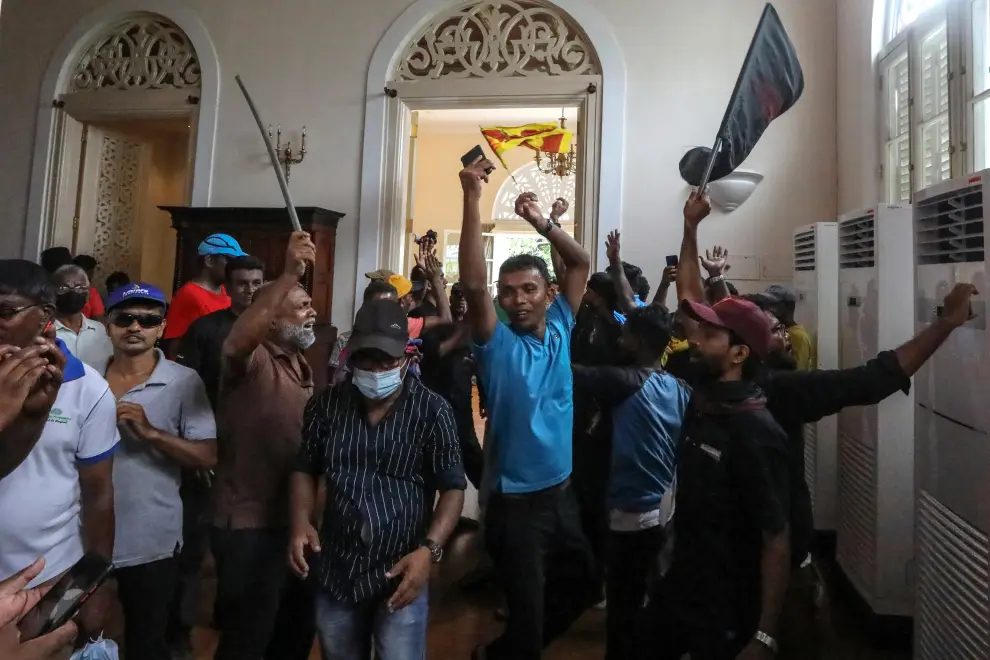 Anti-government protesters storm presidential palace