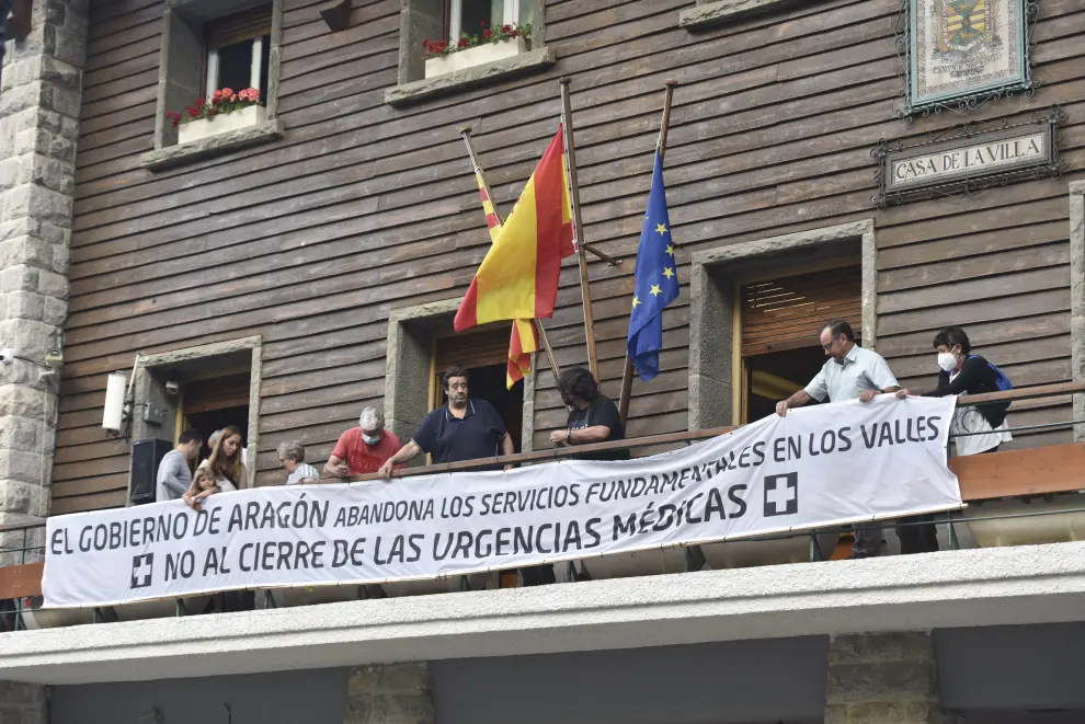 Protesta en Canfranc por el cierre de las urgencias médicas.
