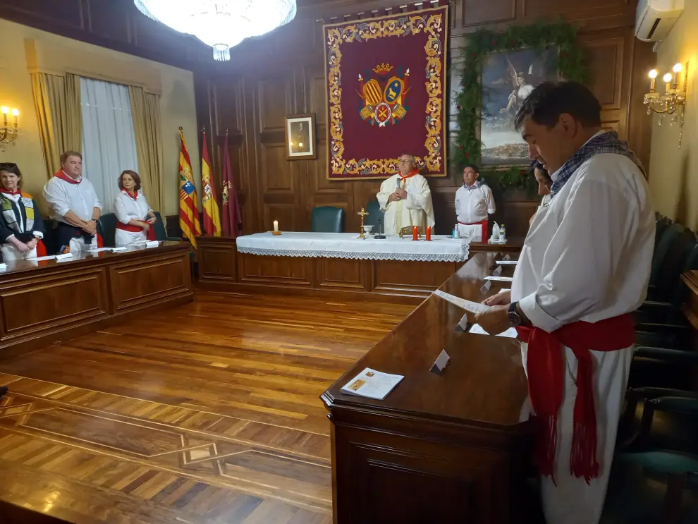 Misa en honor al Santo Ángel Custodio, patrón de Teruel, en el salón de Plenos del Ayuntamiento.