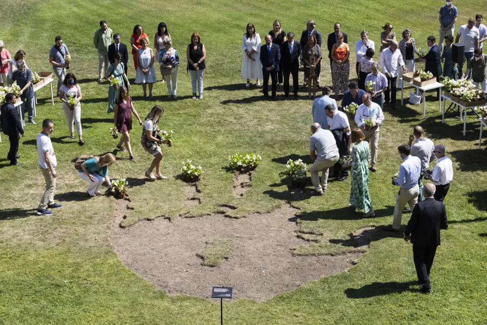 Homenaje a las víctimas del terrorismo en los jardines del edificio Pignatelli.