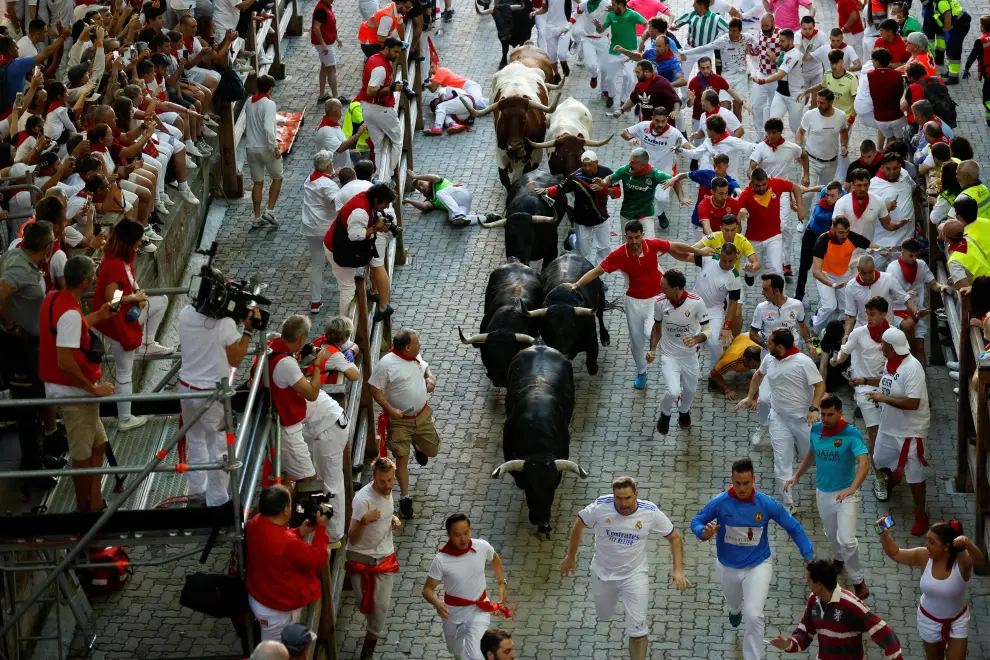 Revellers sprint during the running of the bulls at the San Fermin Festival in Pamplona, Spain, July 13, 2022. REUTERS/Juan Medina SPAIN-CULTURE/BULLS