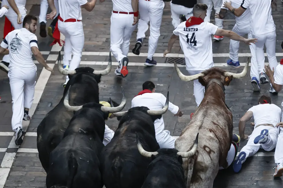Revellers sprint during the running of the bulls at the San Fermin Festival in Pamplona, Spain, July 13, 2022. REUTERS/Juan Medina SPAIN-CULTURE/BULLS